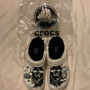 Brand new Luke Combs crocs with black fur lining. Includes 6 crocs jibs